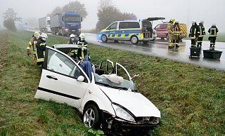 Die Feuerwehr Büren rettete den eingeklemmten Fahrer mit hydraulischen Werkzeugen. - Ralph Meyer Die Feuerwehr Büren rettete den eingeklemmten Fahrer mit hydraulischen Werkzeugen. - Ralph Meyer