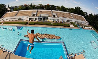 Bielefelds Wiesenbad ist an heißen Tagen Magnet für viele. - Sarah Jonek (Archiv/Symbolbild) Bielefelds Wiesenbad ist an heißen Tagen Magnet für viele. - Sarah Jonek (Archiv/Symbolbild)