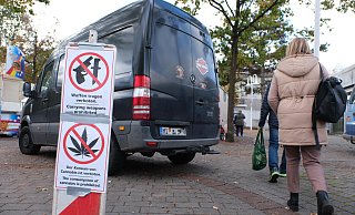 Die Stadtverwaltung hat auf dem Herbst- und Bauernmarkt am vergangenen Wochenende plakativ auf das Waffen- und Cannabisverbot hingewiesen. - Ulf Hanke Die Stadtverwaltung hat auf dem Herbst- und Bauernmarkt am vergangenen Wochenende plakativ auf das Waffen- und Cannabisverbot hingewiesen. - Ulf Hanke