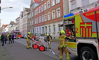 Bei einem Brand in der Erdgeschosswohnung eines Mehrparteienwohnhauses an der Imadstraße in Paderborn wurde eine Bewohnerin ins Krankenhaus eingeliefert. - Ralph Meyer Bei einem Brand in der Erdgeschosswohnung eines Mehrparteienwohnhauses an der Imadstraße in Paderborn wurde eine Bewohnerin ins Krankenhaus eingeliefert. - Ralph Meyer