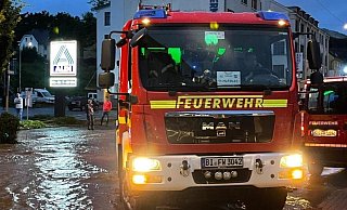 Die Bielefelder Feuerwehr hatte bei den Einsätzen in Hagen und in Euskirchen alle Hände voll zu tun. - Feuerwehr Bielefeld Die Bielefelder Feuerwehr hatte bei den Einsätzen in Hagen und in Euskirchen alle Hände voll zu tun. - Feuerwehr Bielefeld