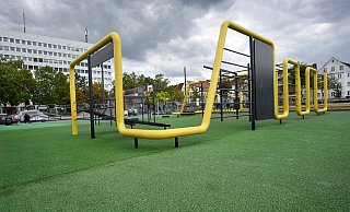 Dienstag will die Stadt die neue Calisthenics-Turn-Anlage und die Spielgeräte freigeben. - Barbara Franke Dienstag will die Stadt die neue Calisthenics-Turn-Anlage und die Spielgeräte freigeben. - Barbara Franke