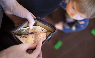 Das Kindergeld soll ab 1. Januar 2025 um fünf Euro erhöht werden. Damit würden Eltern pro Kind monatlich 255 Euro erhalten. - imago images/photothek Das Kindergeld soll ab 1. Januar 2025 um fünf Euro erhöht werden. Damit würden Eltern pro Kind monatlich 255 Euro erhalten. - imago images/photothek