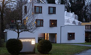 Seit 2001 ist das Ronald McDonald Haus Bad Oeynhausen ein Zuhause auf Zeit für Familien, deren schwer kranke Kinder im Herz- und Diabeteszentrum NRW behandelt werden. - Thorsten Gödecker Seit 2001 ist das Ronald McDonald Haus Bad Oeynhausen ein Zuhause auf Zeit für Familien, deren schwer kranke Kinder im Herz- und Diabeteszentrum NRW behandelt werden. - Thorsten Gödecker
