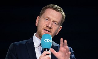 Die Bezahlkarte sei wichtig, um Transferzahlungen von Geflüchteten in ihre Herkunftsländer zu erschweren, sagt Michael Kretschmer. - Hendrik Schmidt/dpa Die Bezahlkarte sei wichtig, um Transferzahlungen von Geflüchteten in ihre Herkunftsländer zu erschweren, sagt Michael Kretschmer. - Hendrik Schmidt/dpa