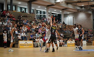 Beim letzten Heimspiel der BG Herford gegen Ibbenbüren hatten Aktive und Zuschauer mit den Temperaturen und der stickigen Luft zu kämpfen. - Yvonne Gottschlich Beim letzten Heimspiel der BG Herford gegen Ibbenbüren hatten Aktive und Zuschauer mit den Temperaturen und der stickigen Luft zu kämpfen. - Yvonne Gottschlich