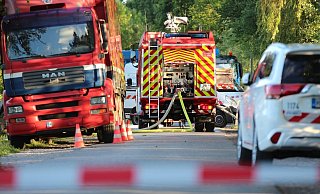 Am Grünen Weg in Hövelhof gab es am Montagabend über Stunden kein Durchkommen. Das Gasleck befand sich an der Einmündung zum Distelweg. Das Areal war weiträumig abgesperrt. - Jens Reddeker Am Grünen Weg in Hövelhof gab es am Montagabend über Stunden kein Durchkommen. Das Gasleck befand sich an der Einmündung zum Distelweg. Das Areal war weiträumig abgesperrt. - Jens Reddeker
