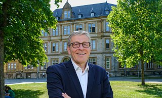 Stadtbekannt: Hans-Joachim Nolting (65) im Kunsthallenpark vor dem Ratsgymnasium, das 2008 sein 450-jähriges Bestehen feierte. - Andreas Zobe Stadtbekannt: Hans-Joachim Nolting (65) im Kunsthallenpark vor dem Ratsgymnasium, das 2008 sein 450-jähriges Bestehen feierte. - Andreas Zobe