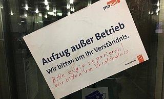 Der Aufzug in der Haltestelle Jahnplatz ist außer Betrieb. - Foto: Wolfgang Rudolf Der Aufzug in der Haltestelle Jahnplatz ist außer Betrieb. - Foto: Wolfgang Rudolf