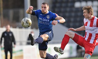 Ein Foul an dem neu in die Startelf gerückten Xhuljo Tabaku bescherte dem SC Wiedenbrück einen Elfmeter, den Hendrik Lohmar beim 2:1-Sieg in Bonn zur 1:0-Führung verwandelte. - Jens Dünhölter Ein Foul an dem neu in die Startelf gerückten Xhuljo Tabaku bescherte dem SC Wiedenbrück einen Elfmeter, den Hendrik Lohmar beim 2:1-Sieg in Bonn zur 1:0-Führung verwandelte. - Jens Dünhölter