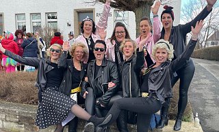 Das Musical Grease aus dem Jahr 1978 darf passend zum Motto des Fürstenberger Karenvalvereins natürlich nicht fehlen. Auch Hauptfigur Danny wird an Weiberfastnacht selbstverständlich von einer Frau verkörpert. - Jule Prietzel Das Musical Grease aus dem Jahr 1978 darf passend zum Motto des Fürstenberger Karenvalvereins natürlich nicht fehlen. Auch Hauptfigur Danny wird an Weiberfastnacht selbstverständlich von einer Frau verkörpert. - Jule Prietzel