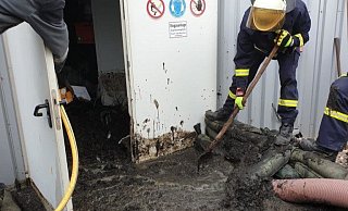 Vollgelaufen: Im Maschinenraum stand das Substrat bis zu zwei Meter hoch. - Feuerwehr Borgentreich Vollgelaufen: Im Maschinenraum stand das Substrat bis zu zwei Meter hoch. - Feuerwehr Borgentreich
