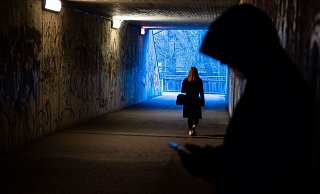 Dem Angeklagten wird vorgeworfen, im Bereich des Sültebusch-Tunnels eine damals 75-jährige Rentnerin überfallen und den Versuch unternommen zu haben, der betagten Frau die Handtasche zu entreißen. - Symbolfoto: Lino Mirgeler Dem Angeklagten wird vorgeworfen, im Bereich des Sültebusch-Tunnels eine damals 75-jährige Rentnerin überfallen und den Versuch unternommen zu haben, der betagten Frau die Handtasche zu entreißen. - Symbolfoto: Lino Mirgeler