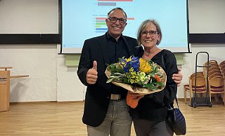 Bürgermeister Siegfried Lux feierte mit seiner Lebensgefährtin Birgit Funk bei der Ergebnispräsentation der Kommunalwahlen im Haus des Gastes in Rödinghausen. - Shannon-Lee Bendig Bürgermeister Siegfried Lux feierte mit seiner Lebensgefährtin Birgit Funk bei der Ergebnispräsentation der Kommunalwahlen im Haus des Gastes in Rödinghausen. - Shannon-Lee Bendig