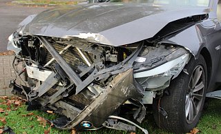 Der BMW nahm starken Schaden bei dem Unfall in Lübbecke. - Polizei Minden-Lübbecke Der BMW nahm starken Schaden bei dem Unfall in Lübbecke. - Polizei Minden-Lübbecke