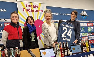 Pressekonferenz vom Theater Paderborn beim SC Paderborn 07 für das Theaterstück "Zwei Herren von Real Madrid". Von links: Karolin Gottschalk, Pressesprecherin Theater Paderborn; Myriam Pechan, Dramaturgieassistenz; Katharina Kreuzhage, Theaterleiterin und Regisseurin; Neele Rickers, Leiterin Marketing beim SCP - Pauline Maus Pressekonferenz vom Theater Paderborn beim SC Paderborn 07 für das Theaterstück "Zwei Herren von Real Madrid". Von links: Karolin Gottschalk, Pressesprecherin Theater Paderborn; Myriam Pechan, Dramaturgieassistenz; Katharina Kreuzhage, Theaterleiterin und Regisseurin; Neele Rickers, Leiterin Marketing beim SCP - Pauline Maus