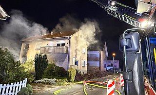 Bei dem Feuer an der Mozartstraße im Paderborner Stadtteil Schloß Neuhaus erleidet ein Bewohner eine Rauchvergiftung. - Ralph Meyer Bei dem Feuer an der Mozartstraße im Paderborner Stadtteil Schloß Neuhaus erleidet ein Bewohner eine Rauchvergiftung. - Ralph Meyer
