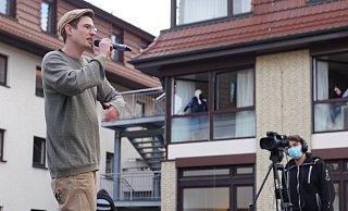 MC Clishé auf dem Parkplatz der psychiatrischen Jugendklinik. - Peter Unger MC Clishé auf dem Parkplatz der psychiatrischen Jugendklinik. - Peter Unger