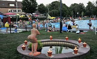Das Nachtschwimmen des Fördervereins Freibad Wiedenbrück verlief friedlich. Hunderte Besucher kamen. - Waltraud Leskovsek Das Nachtschwimmen des Fördervereins Freibad Wiedenbrück verlief friedlich. Hunderte Besucher kamen. - Waltraud Leskovsek