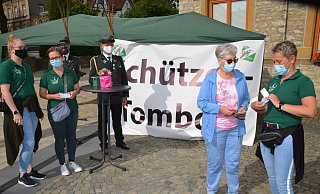Die Schützen-Throndamen Inga Gnaß, Kerstin Peters (v. l.) und Corinna Höhne (r.) bieten auf dem Rathausplatz Lose an. Gerda Moosig ist sofort dabei. Hinter ihnen stehen die Schützen Raphael Peters und Markus Höhne (v. l.). - Karin Prignitz Die Schützen-Throndamen Inga Gnaß, Kerstin Peters (v. l.) und Corinna Höhne (r.) bieten auf dem Rathausplatz Lose an. Gerda Moosig ist sofort dabei. Hinter ihnen stehen die Schützen Raphael Peters und Markus Höhne (v. l.). - Karin Prignitz