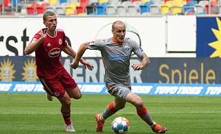 SCP-Strümer Sven Michel (r.) im Zweikampf gegen Jakub Piotrowski von Fortuna Duesseldorf. - picture alliance / nordphoto GmBH SCP-Strümer Sven Michel (r.) im Zweikampf gegen Jakub Piotrowski von Fortuna Duesseldorf. - picture alliance / nordphoto GmBH