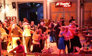 Eine Tango-Veranstaltung im Engeraner Kleinbahnhof bei offenen Toren. - Alexandra Wilke Eine Tango-Veranstaltung im Engeraner Kleinbahnhof bei offenen Toren. - Alexandra Wilke