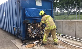 Aus dem Altpapiercontainer drang Feuer und Rauch. - Feuerwehr Paderborn Aus dem Altpapiercontainer drang Feuer und Rauch. - Feuerwehr Paderborn