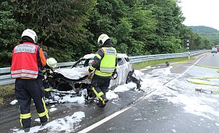 Einsatz für die Feuerwehr Bad Driburg auf der Bundesstraße 64. - Burkhard Battran Einsatz für die Feuerwehr Bad Driburg auf der Bundesstraße 64. - Burkhard Battran