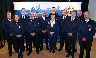 Frisch befördert, geehrt, ernannt und verabschiedet: Diese Hövelhofer haben sich in der Feuerwehr fürs Gemeinwohl engagiert. - Ralph Meyer Frisch befördert, geehrt, ernannt und verabschiedet: Diese Hövelhofer haben sich in der Feuerwehr fürs Gemeinwohl engagiert. - Ralph Meyer