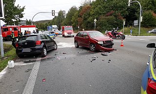 Schwer beschädigt: Die beiden beteiligten Fahrzeuge des Unfalls auf der Bundesstraße 64 bei Albaxen. - Simone Flörke Schwer beschädigt: Die beiden beteiligten Fahrzeuge des Unfalls auf der Bundesstraße 64 bei Albaxen. - Simone Flörke