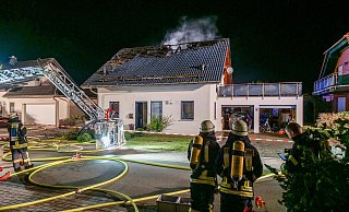 Rund 80 Einsatzkräfte waren in der Nacht im Einsatz. - Ralph Meyer Rund 80 Einsatzkräfte waren in der Nacht im Einsatz. - Ralph Meyer