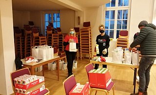 250 Tüten wurden von Ehrenamtlichen für bedürftige Herforder gepackt. - Sven Steinkühler 250 Tüten wurden von Ehrenamtlichen für bedürftige Herforder gepackt. - Sven Steinkühler