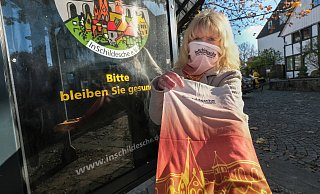 Astrid Brausch präsentiert den neuen Loop mit der Silhouette des Schildescher Ortskerns. - Foto: Andreas Zobe/NW Astrid Brausch präsentiert den neuen Loop mit der Silhouette des Schildescher Ortskerns. - Foto: Andreas Zobe/NW