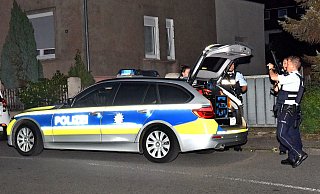 Schwer bewaffnete Polizisten riegelten den Einsatzort an der Kimbernstraße ab. Festnahmexperten des SEK übernahmen den Zugriff in der Wohnung. - Barbara Franke Schwer bewaffnete Polizisten riegelten den Einsatzort an der Kimbernstraße ab. Festnahmexperten des SEK übernahmen den Zugriff in der Wohnung. - Barbara Franke