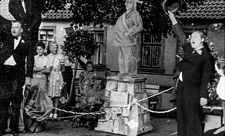 Karl der Große: Einen Heidenspaß hatten die Oerlinghauser im Jahre 1957 als Schützenoberst Carl Plaßmeyer auf dem Simonsplatz ein Denkmal gesetzt wurde. Die Festredner Ernst Niemann (l.) und Gunter Diekmann ließen ihren Oberst hochleben. - Repro: Horst Biere/Quelle: Archi Karl der Große: Einen Heidenspaß hatten die Oerlinghauser im Jahre 1957 als Schützenoberst Carl Plaßmeyer auf dem Simonsplatz ein Denkmal gesetzt wurde. Die Festredner Ernst Niemann (l.) und Gunter Diekmann ließen ihren Oberst hochleben. - Repro: Horst Biere/Quelle: Archi