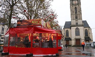 Die Imbissbude Broer steht derzeit wieder vor der Herz-Jesu-Kirche am Westerntor. - Holger Kosbab Die Imbissbude Broer steht derzeit wieder vor der Herz-Jesu-Kirche am Westerntor. - Holger Kosbab