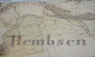 Die historische Flussverlaufskarte aus dem 19. Jahrhundert mit der stark mäandernden Nethe. Darüber ist die heutige Begradigung projiziert, die zurück in den ursprünglichen Zustand versetzt werden soll. - Burkhard Battran Die historische Flussverlaufskarte aus dem 19. Jahrhundert mit der stark mäandernden Nethe. Darüber ist die heutige Begradigung projiziert, die zurück in den ursprünglichen Zustand versetzt werden soll. - Burkhard Battran