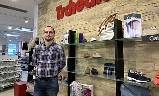 Der Frühling kann kommen - und die Eröffnung der Geschäfte auch. Im Schuhhaus Tscheche am Alten Markt hat Nicolas Tscheche gemeinsam mit seinen Mitarbeitern bereits den Saisonwechsel in den Schuhregalen vollzogen. - Natalie Gottwald Der Frühling kann kommen - und die Eröffnung der Geschäfte auch. Im Schuhhaus Tscheche am Alten Markt hat Nicolas Tscheche gemeinsam mit seinen Mitarbeitern bereits den Saisonwechsel in den Schuhregalen vollzogen. - Natalie Gottwald