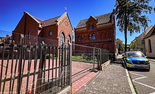 Die Synagoge in Herford ist derzeit aus Sicherheitsgründen geschlossen. Unter anderem ist das Tor zum Gelände kaputt und wurde durch einen Bauzaun ersetzt. Die Polizei ist rund um die Uhr vor der Synagoge zum Schutz im Einsatz. - Daniel Salmon Die Synagoge in Herford ist derzeit aus Sicherheitsgründen geschlossen. Unter anderem ist das Tor zum Gelände kaputt und wurde durch einen Bauzaun ersetzt. Die Polizei ist rund um die Uhr vor der Synagoge zum Schutz im Einsatz. - Daniel Salmon