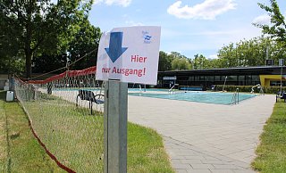 Im Rolandsbad wurden diverse Maßnahmen ergriffen, damit sich Badegäste nicht begegnen. - Moritz Jülich Im Rolandsbad wurden diverse Maßnahmen ergriffen, damit sich Badegäste nicht begegnen. - Moritz Jülich
