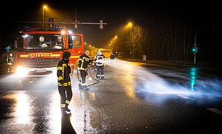 Die Feuerwehr sorgte für eine regennasse Fahrbahn auf dem Südring. - Mike-Dennis Müller Die Feuerwehr sorgte für eine regennasse Fahrbahn auf dem Südring. - Mike-Dennis Müller