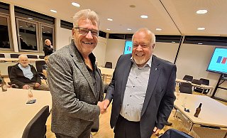 Der SPD-Fraktionsvorsitzende Oliver Lüking beglückwünscht Rüdiger Meier zu seinem Wahlerfolg. - Peter Heidbrink Der SPD-Fraktionsvorsitzende Oliver Lüking beglückwünscht Rüdiger Meier zu seinem Wahlerfolg. - Peter Heidbrink