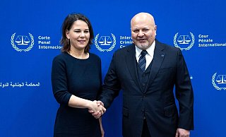 Bundesaußenministerin Annalena Baerbock wird am Internationalen Strafgerichtshof von Chefankläger Karim Ahmad Khan begrüßt. - Christophe Gateau/dpa Bundesaußenministerin Annalena Baerbock wird am Internationalen Strafgerichtshof von Chefankläger Karim Ahmad Khan begrüßt. - Christophe Gateau/dpa