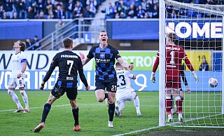SCP-Stürmer Steffen Tigges jubelt über seinen Treffer zum 2:2. Teamkollege und Vorbereiter Filip Bilbija (vorne l.) freut sich mit ihm. - Teresa Kröger SCP-Stürmer Steffen Tigges jubelt über seinen Treffer zum 2:2. Teamkollege und Vorbereiter Filip Bilbija (vorne l.) freut sich mit ihm. - Teresa Kröger