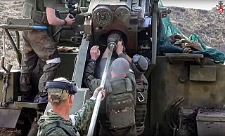 Russische Soldaten an der Front in der Ostukraine: Angesichts der vielen Opfer pro Tag herrscht Experten zufolge eine Versorgungskrise bei der Betreuung verletzter russischer Soldaten. - Uncredited/Russian Defense Ministry Press Service/AP/dpa Russische Soldaten an der Front in der Ostukraine: Angesichts der vielen Opfer pro Tag herrscht Experten zufolge eine Versorgungskrise bei der Betreuung verletzter russischer Soldaten. - Uncredited/Russian Defense Ministry Press Service/AP/dpa