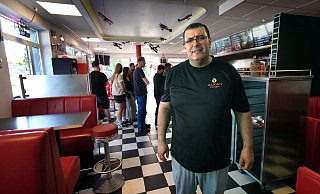Nur fünf Wochen nach der Schließung von "Mam's Burger" geht es an der Stelle jetzt mit "Alkan Döner" weiter. - Andreas Frücht Nur fünf Wochen nach der Schließung von "Mam's Burger" geht es an der Stelle jetzt mit "Alkan Döner" weiter. - Andreas Frücht
