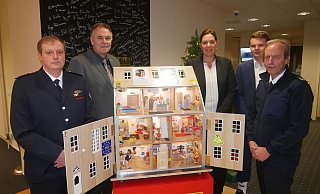 Markus Schäfers (v. l.), Andreas Willeke, Iris Brockmeier, -Mitarbeiter Hendrik Tasche und Michael Heck zeigen ein Vergleichsmodell des Rauchdemohauses. - Klaus Karenfeld Markus Schäfers (v. l.), Andreas Willeke, Iris Brockmeier, -Mitarbeiter Hendrik Tasche und Michael Heck zeigen ein Vergleichsmodell des Rauchdemohauses. - Klaus Karenfeld