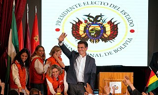 Rodrigo Paz Pereira hielt nach seinem Wahltriumph eine Rede vor Anhängern. - Natacha Pisarenko/AP/dpa Rodrigo Paz Pereira hielt nach seinem Wahltriumph eine Rede vor Anhängern. - Natacha Pisarenko/AP/dpa