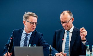 Carsten Linnemann, CDU Generalsekretär aus Paderborn, sitzt neben Friedrich Merz. Linnemann will bis Sommer eine andere Stimmung in Deutschland schaffen. - Michael Kappeler/dpa Carsten Linnemann, CDU Generalsekretär aus Paderborn, sitzt neben Friedrich Merz. Linnemann will bis Sommer eine andere Stimmung in Deutschland schaffen. - Michael Kappeler/dpa