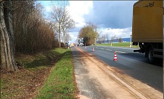 Der Verkehr auf der Ostwestfalenstraße wurde an dem ausgelaufenen Hydrauliköl vorbeigeleitet. - Feuerwehr Steinheim Der Verkehr auf der Ostwestfalenstraße wurde an dem ausgelaufenen Hydrauliköl vorbeigeleitet. - Feuerwehr Steinheim